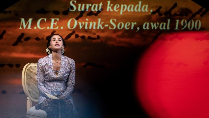 Aktris Maudy Ayunda membacakan surat-surat asli Kartini saat Pementasan Terbitlah Terang di Museum Nasional Indonesia, Jakarta, Senin (21/4/2025). Dalam rangka memperingati Hari Kartini para seniman multigenerasi menggelar sebuah pertunjukan sastra dan suara bertajuk Terbitlah Terang pembacaan surat dan gagasan kartini sebagai penghormatan terhadap pemikiran, perjuangan dan jiwa seorang Raden Ajeng Kartini. ANTARA FOTO/Bayu Pratama S/Spt.