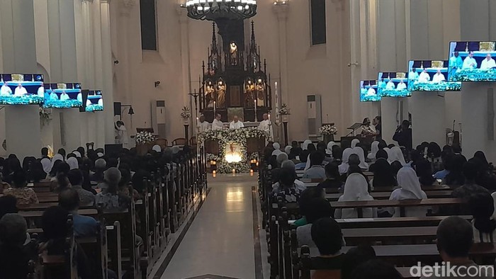 Suasana misa arwah untuk Paus Fransiskus di Gereja St Yusup Gedangan Semarang, Selasa (22/4/2025).