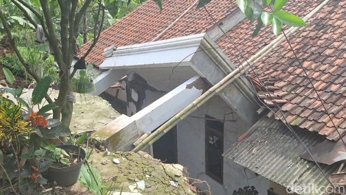 Kondisi rumah korban tanah gerak di Sirampog, Brebes.
