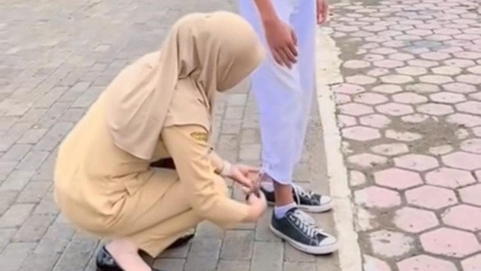 Tangkapan layar guru gunting seragang siswa.