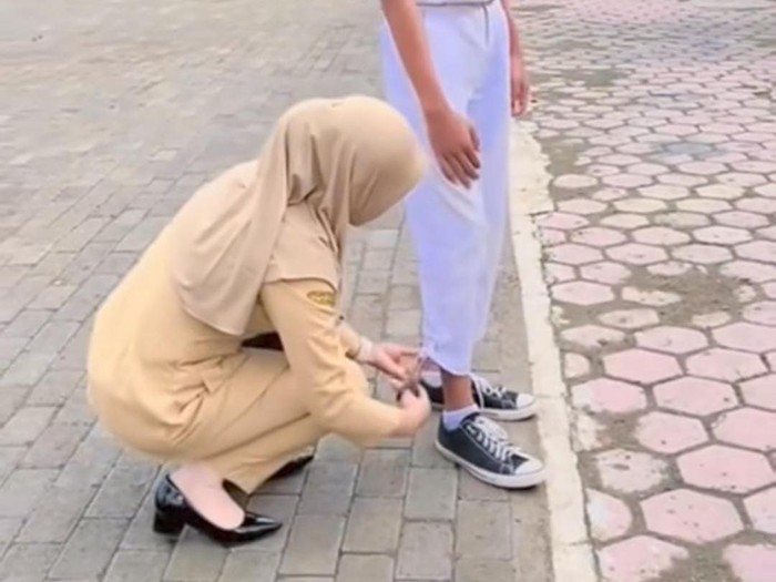 Tangkapan layar guru gunting seragang siswa.