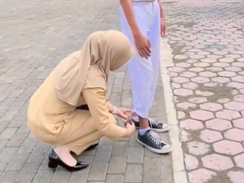 Tangkapan layar guru gunting seragang siswa.
