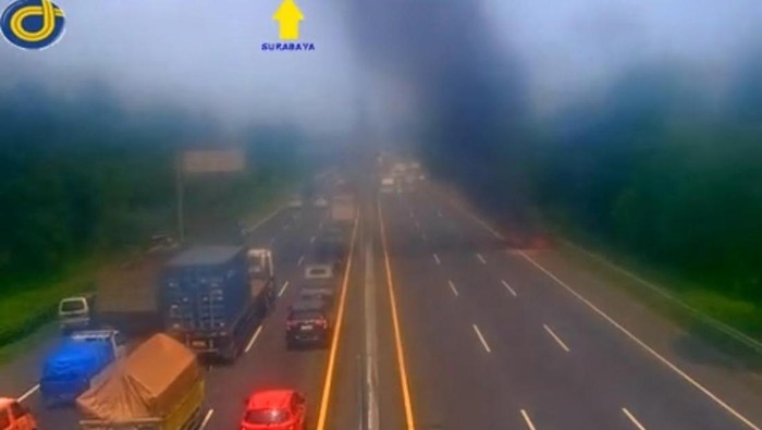 Tangkapan layar mobil terbakar di Tol Sidoarjo arah Waru