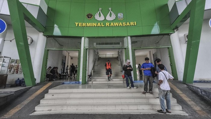 Terminal Rawasari Bakal Disulap Jadi Ruang Kreatif Anak Muda Sejumlah orang berdiri di Terminal Rawasari, Pasar Jambi, Jambi, Selasa (22/4/2025). Pemerintah Kota Jambi berencana mengaktifkan kembali terminal angkutan kota yang terbengkalai sejak tiga tahun terakhir akibat penurunan jumlah angkutan untuk dijadikan ruang kolaboratif anak muda dan sekaligus pusat kreativitas masyarakat. ANTARA FOTO/Wahdi Septiawan/rwa.