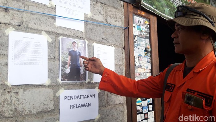 Tim SAR di posko pencarian pendaki yang hilang di Merbabu, Selasa (22/4/2025).