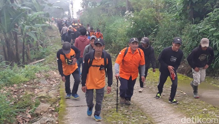 Tim SAR gabungan naik ke Merbabu mencari pendaki hilang, Sugeng Parwoto (50). Foto diunggah Selasa 922/4/2025).