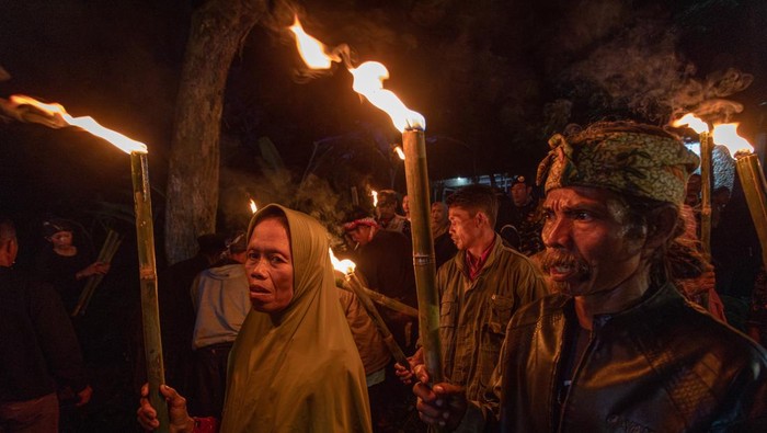 Warga membawa obor berjalan membentuk lingkaran saat tradisi Lamporan Jaringan Masyarakat Peduli Pegunungan Kendeng (JM-PPK) bertajuk Nyawiji Bumi di lereng Pegunungan Kendeng, Desa Gadudero, Kecamatan Sukolilo, Kabupaten Pati, Jawa Tengah, Senin (21/4/2025). Tradisi Lamporan sebagai simbol untuk mengusir malapetaka atau tolak bala hama pertanian dalam rangkaian memperingati Hari Kartini dan Hari Bumi yang diikuti ratusan warga perwakilan buruh, petani, peternak, perikanan, mahasiswa, santri, hingga seniman dari berbagai wilayah di Jateng  itu menyerukan tentang pelestarian alam di Indonesia, serta bentuk penolakan pada kebijakan yang merusak lingkungan. ANTARA FOTO/Aji Styawan/rwa.