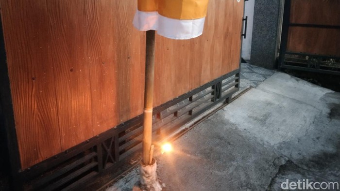 Tradisi menyalakan linting atau Ngelinting di Desa Adat Samsam saat penampahan Galungan dan Kuningan, Selasa (22/4/2025). (I Dewa Made Krisna Pradipta)