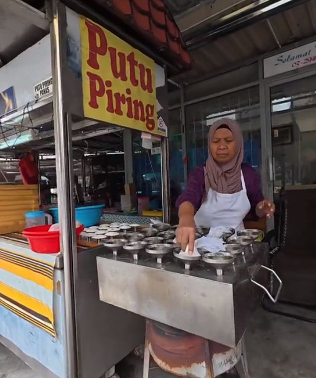 Hebat! Penjual Putu Jago Bahasa Inggris Ini Tuai Pujian