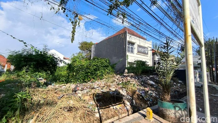 Tumpukan sampah di lahan kosong di Jalan Cipto Mangunkusumo, Kecamatan Kesambi, Kota Cirebon