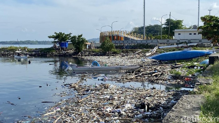 Tumpukan sampah kayu di sepanjang pantai Anjungan Cempae Parepare.