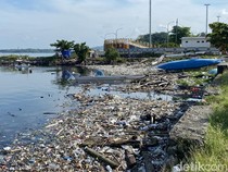 Pemkot Parepare Kewalahan Bersihkan Sampah Kayu di Anjungan Cempae