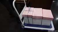 Petugas mengangkut berkas tuntuan tiga terdakwa menggunakan troli saat sidang lanjutan dengan agenda tuntutan.  
