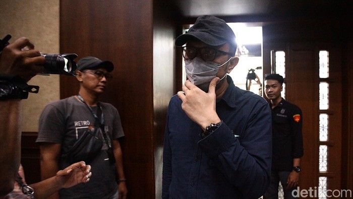 Tuntutan untuk Hakim yang Memvonis Bebas Tannur Tiga terdakwa yang merupakan hakim PN Surabaya, Erintuah Damanik (batik biru), Mangapul (baju putih) dan Heru Hanindyo mengikuti sidang lanjutan dengan agenda pembacaan tuntutan di Pengadilan Tipikor, Jakarta, Selasa (22/4/2025). Erintuah Damanik dan Mangapul dituntut 9 tahun penjara sementara Heru Hanindyo dituntut 12 tahun penjara. Tuntutan terhadap Heru lebih tinggi karena dia mengaku tidak menerima uang dan bersalah.