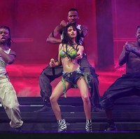 Penyanyi asal Afrika Selatan ini tampil di Outdoor Stage, Indio, California, dengan gaya yang terasa seperti penghormatan terhadap penampilan legendaris Britney Spears di panggung MTV Video Music Awards 2001. Foto: Getty Images