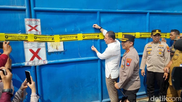 UD Sentoso Seal yang tahan ijazah karyawan disegel