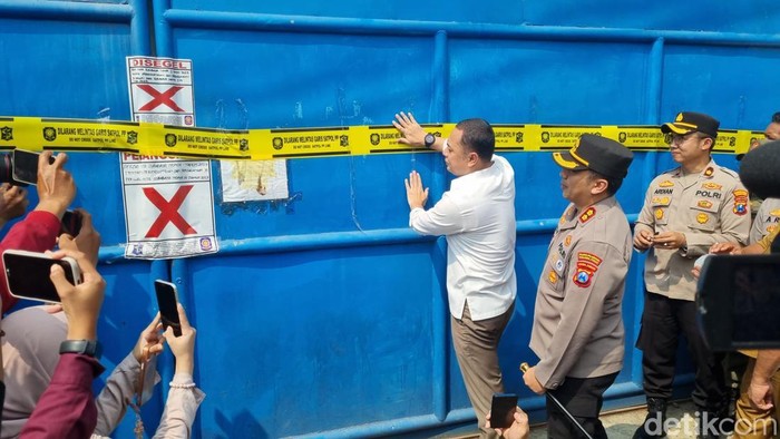 UD Sentoso Seal yang tahan ijazah karyawan disegel