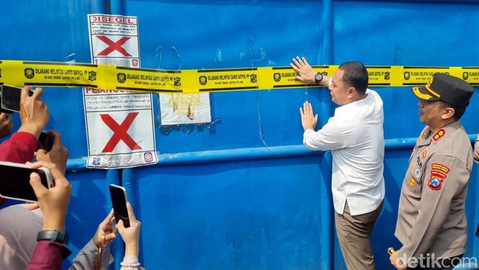 UD Sentoso Seal yang tahan ijazah karyawan disegel