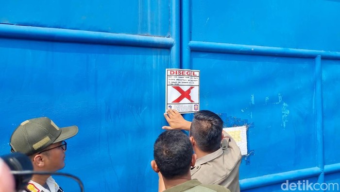 UD Sentoso Seal yang tahan ijazah karyawan disegel