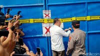 Wali Kota Surabaya Eri Cahyadi memastikan, gudang CV Sentoso Seal tidak bisa dibuka secara diam-diam. Sebab, gudang itu sudah disegel dan gerbangnya sudah dirantai.