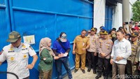Satpol PP Surabaya mulai menempelkan stiker disegel dengan keterangan Perda Kota Surabaya Nomor 1/2023 tentang Perindustrian dan Perdagangan juncto Perwali Kota Surabaya Nomor 116 tahun 2023 sekitar pukul 09.32 WIB.