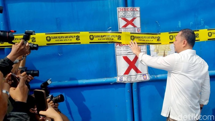 UD Sentoso Seal yang tahan ijazah karyawan disegel