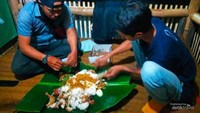 1. Tradisi makan bersama diatas daun pisang