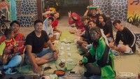 3. Di Klaten Jawa Tengah tradisi ini dinamakan Kembul Bujana