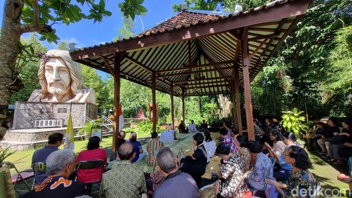 Umat Katolik di Bantul saat melakukan doa rosario untuk arwah Paus Fransiskus di Gereja Santo Yakobus Alfeus Pajangan, Bantul, Selasa (22/4/2025).