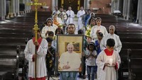 Umat Kristen datang membawa potret Paus Fransiskus untuk mengikuti upacara doa di Gereja Katedral Kebangkitan, di Lahore, Pakistan, Senin (21/4/2025). Kepergiannya mengejutkan banyak pihak, termasuk umat Katolik di seluruh dunia, karena meskipun mengalami masalah kesehatan, kondisinya sebelumnya dianggap stabil. AP/K.M. Chaudary