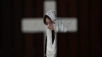 Difoto melalui pintu pengakuan dosa, seseorang berdoa selama Misa untuk menghormati Paus Fransiskus, menyusul pengumuman Vatikan tentang kematiannya, di Katedral di Brasilia, Brasil, Senin (21/4/2025). Paus Fransiskus, yang lahir dengan nama Jorge Mario Bergoglio, merupakan Paus pertama dari Amerika Latin dan ordo Jesuit. Ia terpilih sebagai Paus pada tahun 2013 setelah pengunduran diri Paus Benediktus XVI.  AP/Eraldo Peres