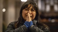 Seorang umat paroki menangis di depan gambar Paus Fransiskus di Katedral St. Patrick, AS, Senin (21/4/2025). Selama masa kepemimpinannya, Paus Fransiskus dikenal karena pendekatan yang rendah hati dan fokus pada reformasi Gereja, termasuk upaya memberantas korupsi di Vatikan dan menangani kasus pelecehan seksual oleh klerus. AP/Yuki Iwamura