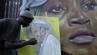 Seniman grafiti Alexander Ikawah melukis Paus Fransiskus di atas kanvas di Nairobi, Kenya, Senin (21/4/2025). Setelah wafatnya, jenazah Paus Fransiskus disemayamkan di Casa Santa Marta dan direncanakan akan dipindahkan ke Basilika Santo Petrus untuk penghormatan publik. AP/Brian Inganga