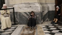Umat beriman bereaksi saat menghadiri Misa untuk mendiang Paus Fransiskus, di Basilika Santo Yohanes Lateran, Roma, Senin (21/4/2025). Masa berkabung ini akan diikuti dengan konklaf untuk memilih Paus baru. Sebanyak 135 kardinal yang memenuhi syarat akan berkumpul di Vatikan, dengan pemilihan dijadwalkan paling cepat pada 6 Mei. AP/Gregorio Borgia