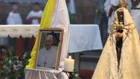 Paus Fransiskus, pemimpin Amerika Latin pertama Gereja Katolik Roma, telah meninggal, kata Vatikan sebelumnya pada hari Senin, mengakhiri pemerintahan yang sering bergejolak yang ditandai oleh perpecahan dan ketegangan saat ia berusaha merombak lembaga yang tertutup itu. 