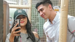Bahkan, Fuji juga mengajak Verrell Bramasta mirror selfie. Foto: Instagram Fuji