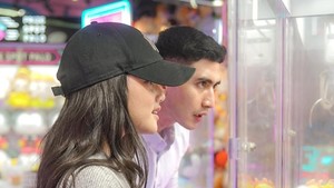Verrell Bramasta dan Fuji tampak kompak saat bermain claw machine. Foto: Instagram Fuji
