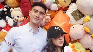 Fuji membawa pulang beberapa boneka pada kesempatan itu. Foto: Instagram Fuji