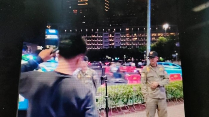 Video Satpol PP mengusir TikToker live mengamen di Bundaran HI viral di medsos. Satpol PP membeberkan aturan terkait pengusiran TikToker live mengamen (repro dok Ist)
