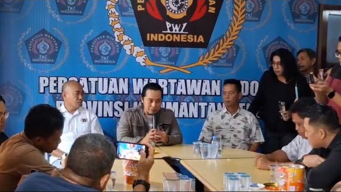 Viral pemuda di Kalteng buat video parodi Gubernur wawancara dengan microphone diduga tak senonoh.