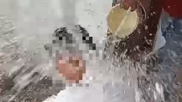 Viral video Lurah Karambilsawit disiram dan dimaki dengan kata-kata kasar. Disebutkan peristiwa ini terkait masalah utang piutang.