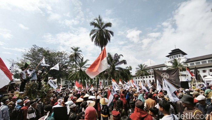 Wahana Lingkungan Hidup Indonesia (Walhi) Jawa Barat bersama Koalisi Gerakan Rakyat Selamatkan Bumi (Gerak Sa Bumi) menggelar aksi di depan Gedung Sate, Bandung pada Selasa (22/4/2025).