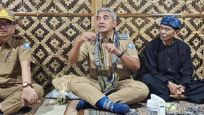 Wali Kota Bandung Muhammad Farhan (tengah)