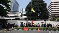 Warga antre untuk masuk ke dalam Kedutaan Besar Vatikan di Jakarta, Selasa (22/4/2025).   