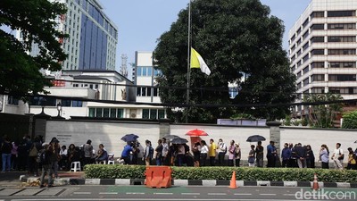 Warga Jakarta Antre Doakan Paus Fransiskus di Kedubes Vatikan