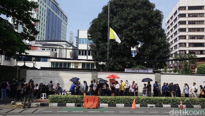 Warga Jakarta Antre Doakan Paus Fransiskus di Kedubes Vatikan Warga antre untuk masuk ke dalam Kedutaan Besar Vatikan di Jakarta, Selasa (22/4/2025).