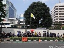 Warga Jakarta Antre Doakan Paus Fransiskus di Kedubes Vatikan