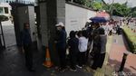 Warga Jakarta Antre Doakan Paus Fransiskus di Kedubes Vatikan