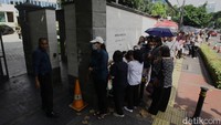 Sejak Selasa pagi, warga Jakarta, khususnya umat Katolik, berdatangan ke Kedutaan Besar Vatikan di kawasan Gambir, Jakarta Pusat, untuk memberikan penghormatan terakhir kepada Paus Fransiskus yang wafat pada usia 88 tahun.  