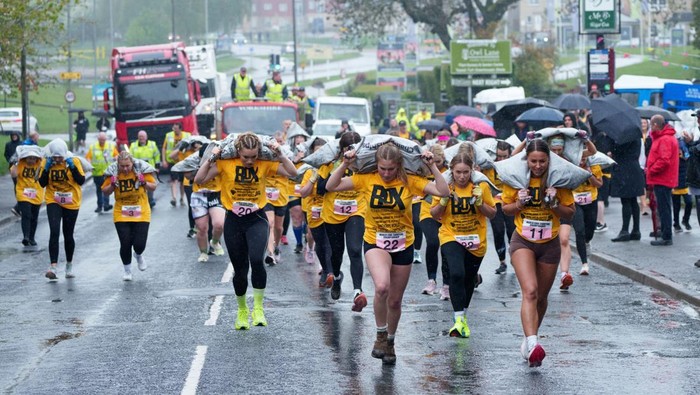 World Coal Carrying Puluhan peserta perempuan mengikuti lomba lari unik di Inggris. Mereka berlari memanggul batu bara sejauh 1,1 km dalam World Coal Carrying.